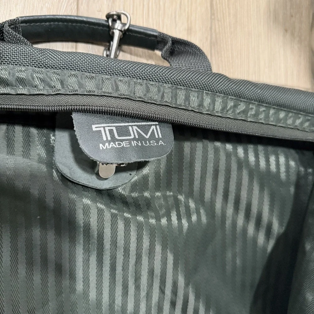TUMI High-Quality Green Ballistic Nylon Bi-Fold Shoulder Carry Garment Bag 234m3